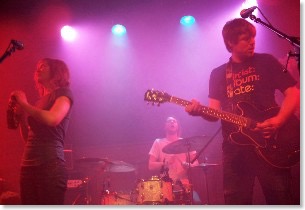 Young Galaxy, hier noch zu dritt, fotografiert von iskeith15 /flickr.com / CC-Lizenz 2.0 Sie kommen aus Kanada, sie sind zu viert und sie nennen sich „Young Galaxy“. Der Name der Indie-Pop-Band verrät es schon: Musikalisch geht es leicht, fast schwerelos zu, auch auf dem neuen Album.<br /><br />Musik 1: B.S.E. (CD-Track 10)<br /><br />B.S.E. – vom neuen Album der Band „Young Galaxy“. Shapeshifting heißt es.<br />Über den Titel und die Entstehungsgeschichte dieser Platte muss man einige Worte verlieren: Shapeshifting – die Form verändern – das war die große Aufgabe. Young Galaxy haben in den vergangenen Jahren bereits zwei Alben aufgenommen und veröffentlicht, eingängiger, aber nicht besonders auffälliger Indie-Pop, der ihnen Vorband-Auftritte für Arcade Fire, Stars oder Death Cab For Cutie einbrachte, außerdem eine Nominierung für den kanadischen Polaris-Musikpreis – aber das war es auch schon. Also musste ein neuer Ansatz her und der sah so aus: Die Band spielte ihre elf Songs im Studio in Montreal ein ... und schickte sie dann über das Internet nach Schweden, zum Produzenten Dan Lissvik. Lissvik ist ein Besessener, was die Arbeit im Studio und den Sound von Musik angeht, er bearbeitete die Songs, arrangierte neu, packte Effekte und Geräusche und Klänge auf und in die Lieder – und präsentierte Young Galaxy exakt neun Monate später das Ergebnis, fast so, als wäre er mit dem Album schwanger gegangen. Das Ergebnis: Ein echtes Hörerlebnis – die Sängerin erinnert an Annie Lennox, die Songs wirken schwerelos und befreit, Disco-Gitarren treffen auf verspielte Klaviertöne, langsame Rhythmen auf tiefe Hall-Effekte. Um es mit einem Satz zu beschreiben: Young Galaxy scheinen mit ihrer Musik noch ein wenig mehr Richtung Himmel zu schauen als sie das ohnehin getan haben. Fast so, als gäbe es die Band jetzt ein zweites Mal, als Gruppe, die in einem Parallel-Universum Musik macht und sich entschieden hat, sehr viel elektronischer und futuristischer und weniger Gitarren-orientiert zu erscheinen. Geblieben aber sind – zum Glück - der langsam brennende Romantizismus, die melancholische Grundstimmung der Lieder, die in schönem Gegensatz zum modernen Sound stehen. <br />Sie kommen aus Kanada, sie sind zu viert und sie nennen sich „Young Galaxy“. Der Name der Indie-Pop-Band verrät es schon: Musikalisch geht es leicht, fast schwerelos zu, auch auf dem neuen Album.<br /><br />Musik 1: B.S.E. (CD-Track 10)<br /><br />B.S.E. – vom neuen Album der Band „Young Galaxy“. Shapeshifting heißt es.<br />Über den Titel und die Entstehungsgeschichte dieser Platte muss man einige Worte verlieren: Shapeshifting – die Form verändern – das war die große Aufgabe. Young Galaxy haben in den vergangenen Jahren bereits zwei Alben aufgenommen und veröffentlicht, eingängiger, aber nicht besonders auffälliger Indie-Pop, der ihnen Vorband-Auftritte für Arcade Fire, Stars oder Death Cab For Cutie einbrachte, außerdem eine Nominierung für den kanadischen Polaris-Musikpreis – aber das war es auch schon. Also musste ein neuer Ansatz her und der sah so aus: Die Band spielte ihre elf Songs im Studio in Montreal ein ... und schickte sie dann über das Internet nach Schweden, zum Produzenten Dan Lissvik. Lissvik ist ein Besessener, was die Arbeit im Studio und den Sound von Musik angeht, er bearbeitete die Songs, arrangierte neu, packte Effekte und Geräusche und Klänge auf und in die Lieder – und präsentierte Young Galaxy exakt neun Monate später das Ergebnis, fast so, als wäre er mit dem Album schwanger gegangen. Das Ergebnis: Ein echtes Hörerlebnis – die Sängerin erinnert an Annie Lennox, die Songs wirken schwerelos und befreit, Disco-Gitarren treffen auf verspielte Klaviertöne, langsame Rhythmen auf tiefe Hall-Effekte. Um es mit einem Satz zu beschreiben: Young Galaxy scheinen mit ihrer Musik noch ein wenig mehr Richtung Himmel zu schauen als sie das ohnehin getan haben. Fast so, als gäbe es die Band jetzt ein zweites Mal, als Gruppe, die in einem Parallel-Universum Musik macht und sich entschieden hat, sehr viel elektronischer und futuristischer und weniger Gitarren-orientiert zu erscheinen. Geblieben aber sind – zum Glück - der langsam brennende Romantizismus, die melancholische Grundstimmung der Lieder, die in schönem Gegensatz zum modernen Sound stehen. <br />Flower