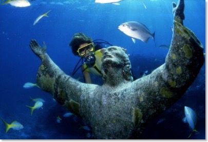 Unter Wasser kann man den Technochrist zum Glück nicht hören